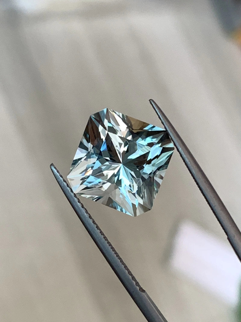 8.62 Cts Excellent Cut AAA Grade Natural Light Blue Aquamarine VVS