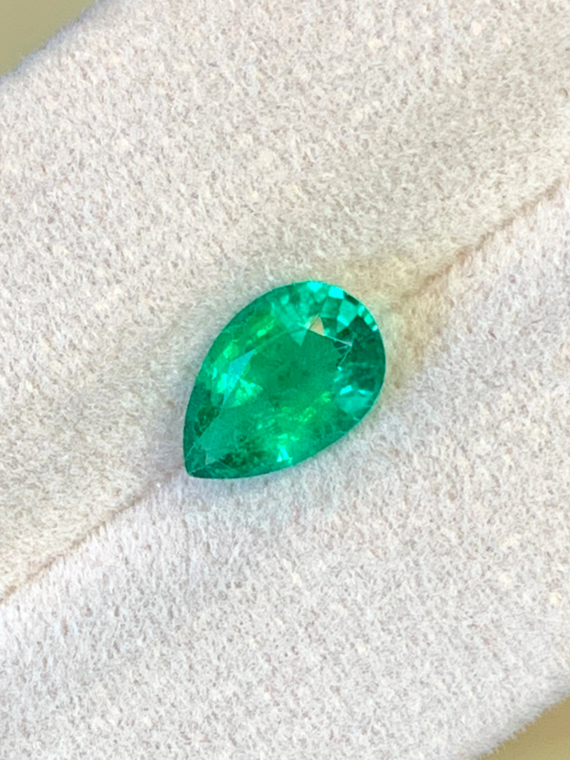 1.77 Cts Certified No Oil Fine Grade Natural Vivid Green Emerald Zamiba