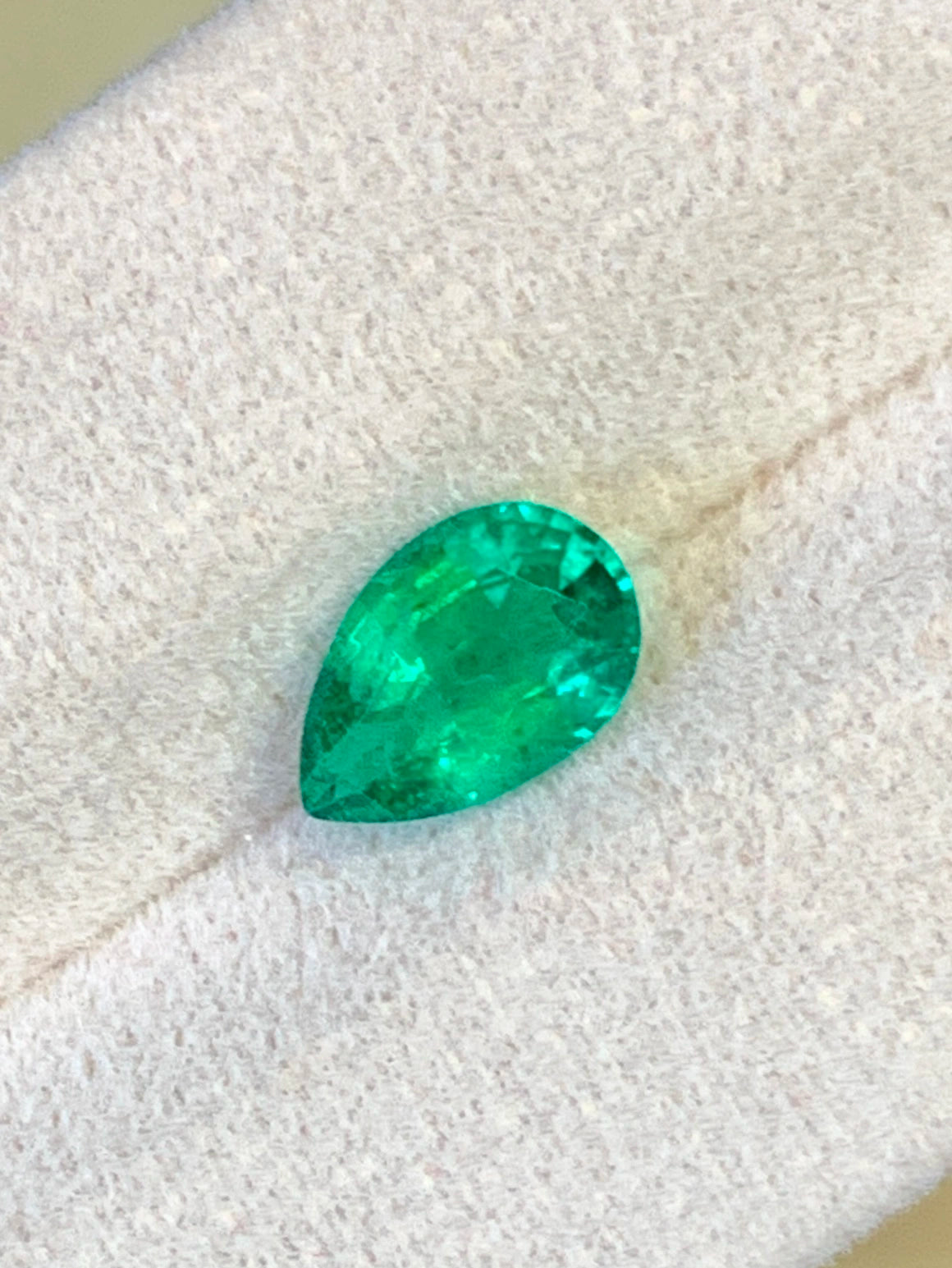 1.77 Cts Certified No Oil Fine Grade Natural Vivid Green Emerald Zamiba